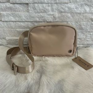 Bearpaw canguro or crossbody purse nude color